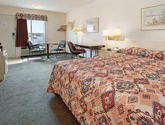 Super 8 By Wyndham Meadow Lake Bagian luar foto