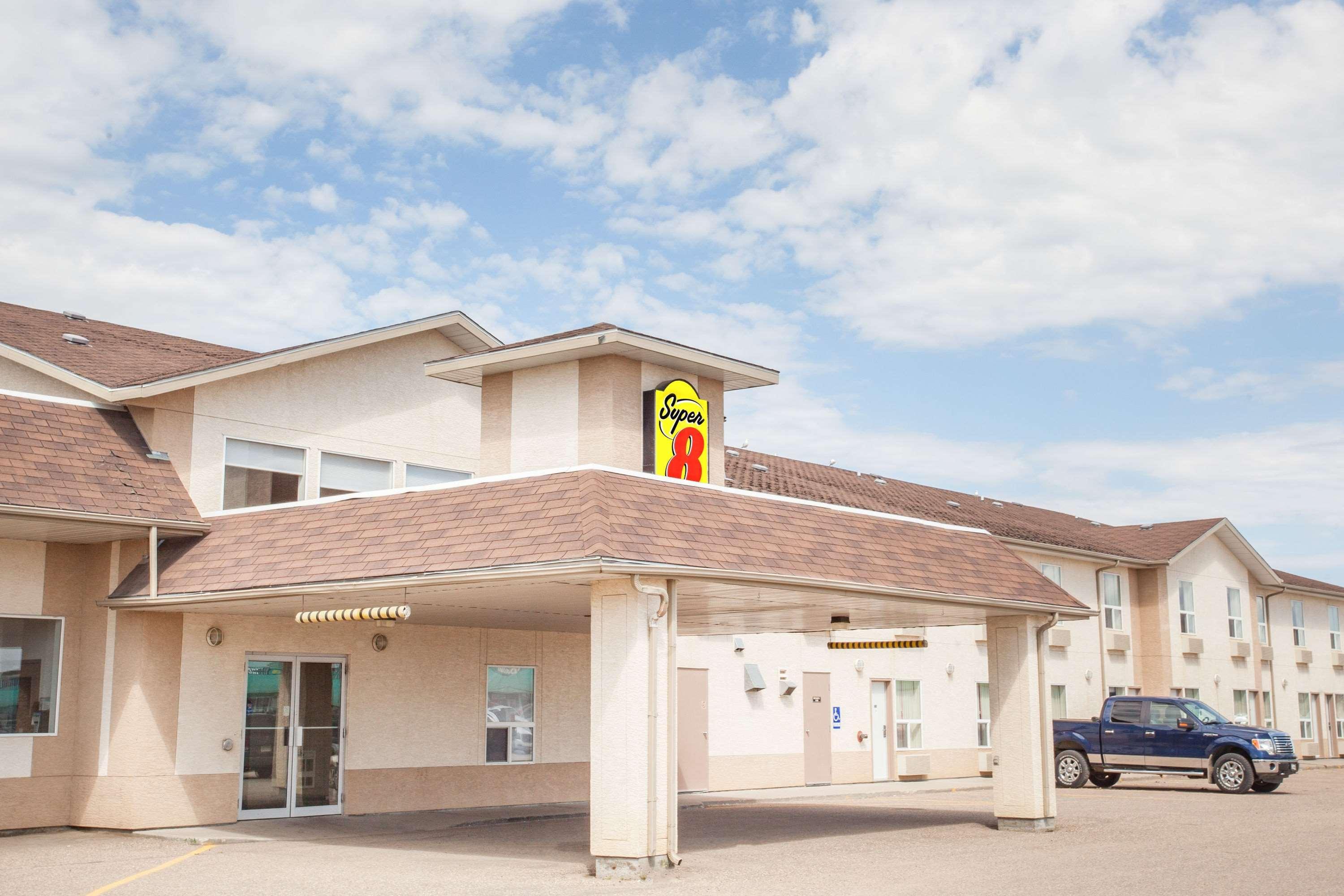 Super 8 By Wyndham Meadow Lake Bagian luar foto