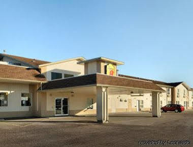 Super 8 By Wyndham Meadow Lake Bagian luar foto